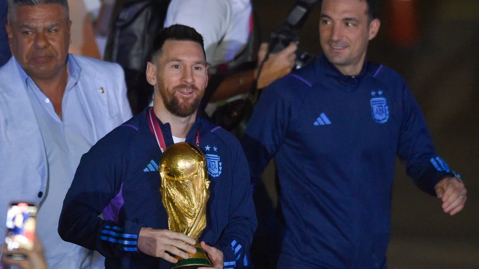 Lionel Messi med VM-pokalen. Arkivbild.