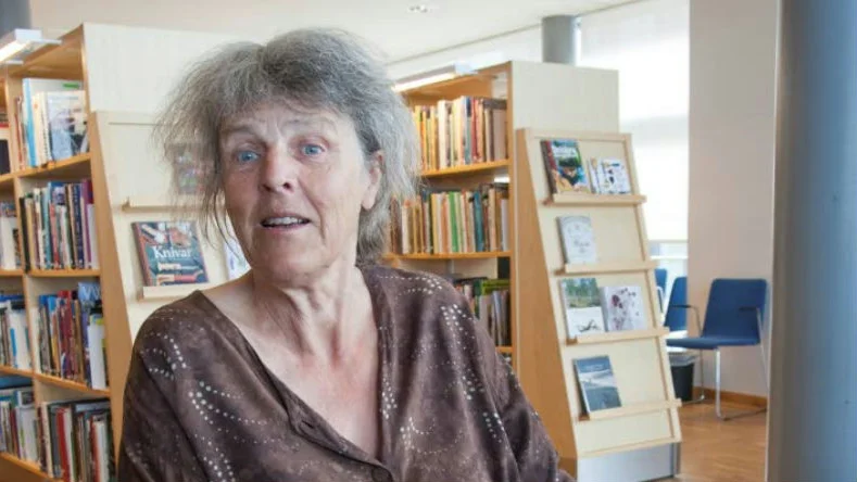 högläsning. Ann-Katrin Tideström läser ur sin bok ”Som vi skrattat där i bönhuset”.
