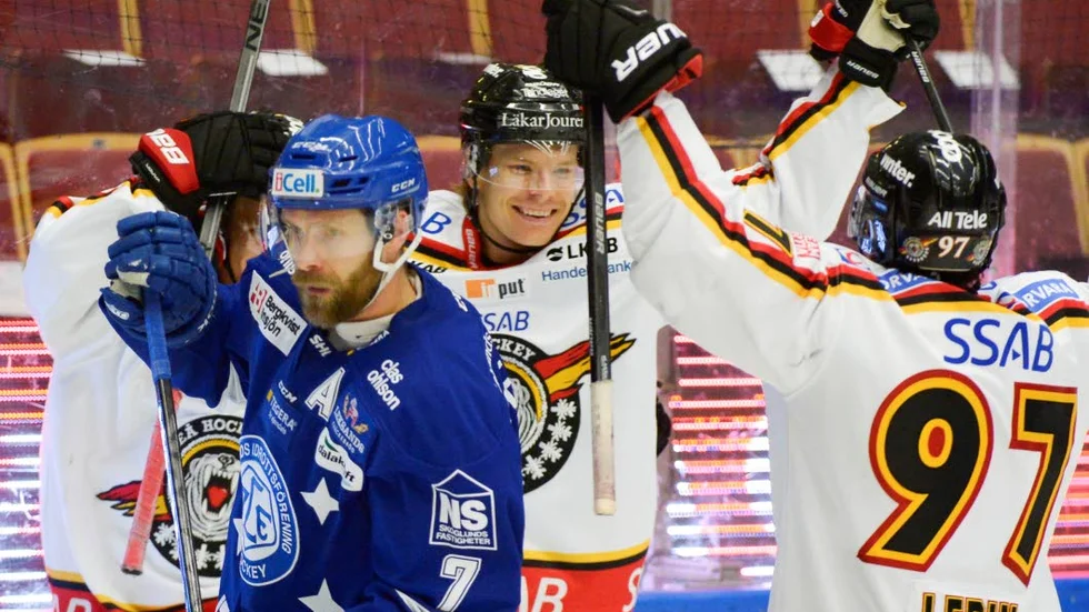 MÅL IGEN. Marcus Oskarsson hittade nätet och Leksandsspelarna hade lätt för att hålla sig för skratt.