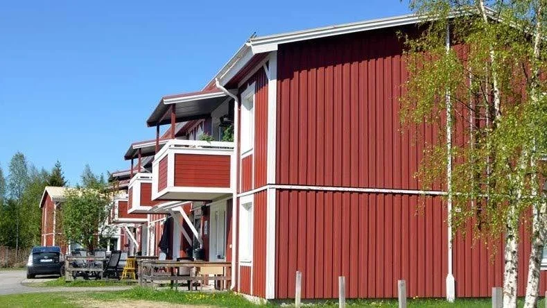 Det var i denna fastighet som den 52-årige mannen knivmördades i maj.