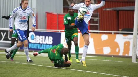 Kalle Norrbin och de andra spelarna IFK Luleåförsvaret fick jobba hårt mot Dalkurd.
