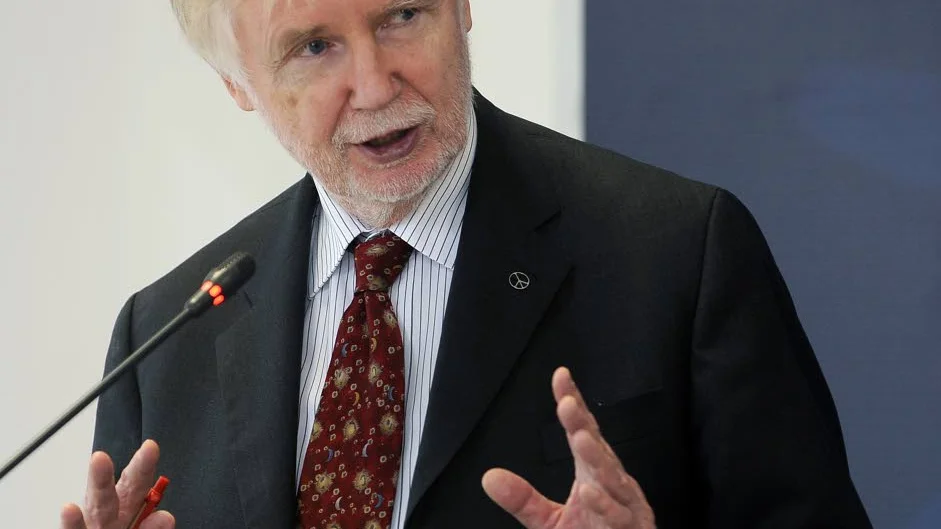 Finske utrikesministern Erkki Tuomioja har skrivit den läsvärda boken "Ett stänk av rött".