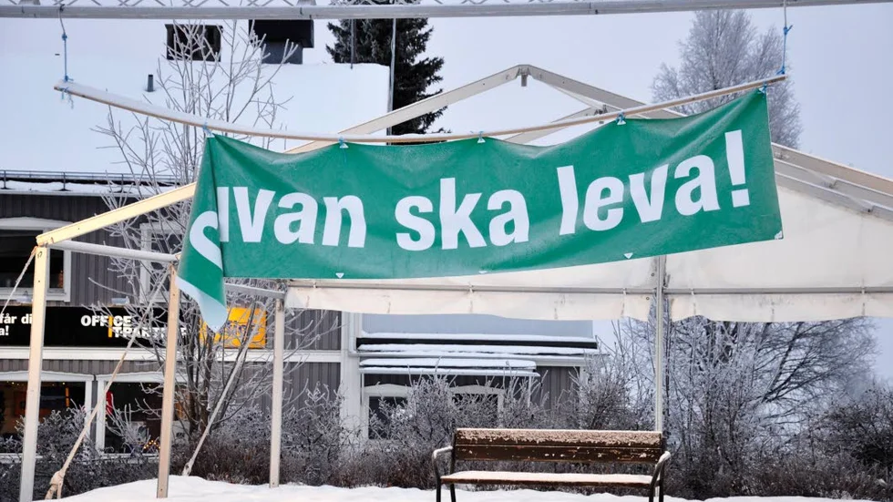 PÅ SNISKAN. Banderollen som hängdes upp i samband med den stora manifestationen för gruvans fortlevnad hänger oroväckande löst. ?Foto: K-L SUNDQVIST