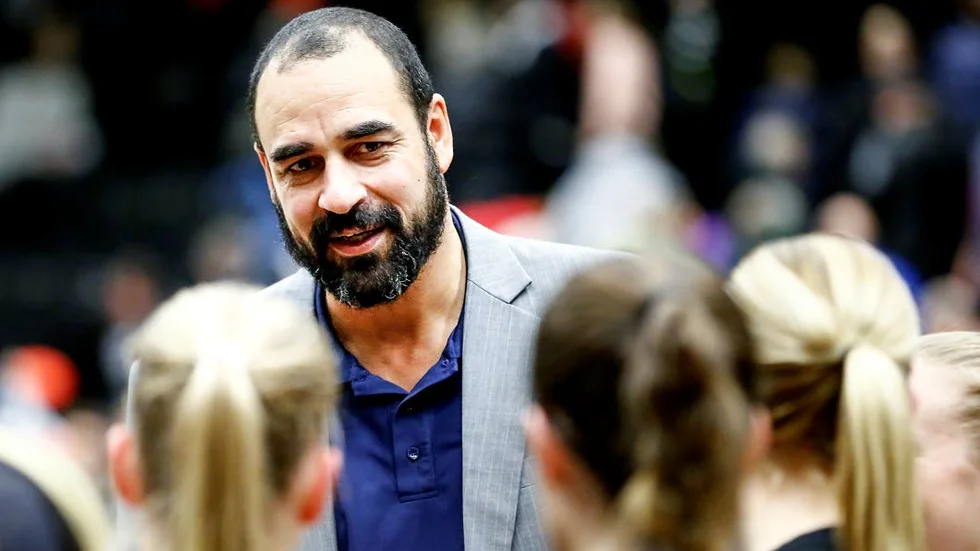 Hotet. Jens Tillman "hotade" sina spelare med att hans tarmar skulle ramla ut. Då lyfte Northland Basket mot Eos Lund.