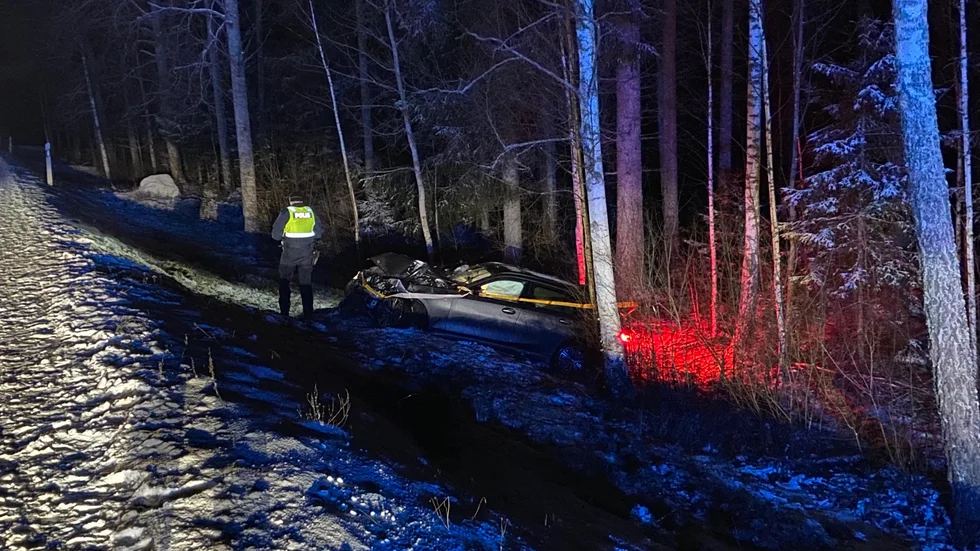 Bilen ligger kvar i diket i väntan på bärgning.