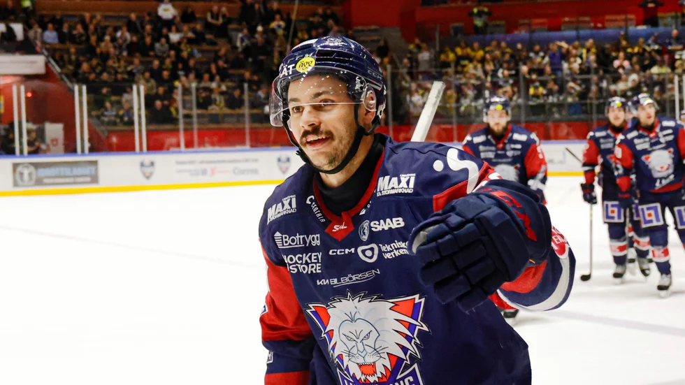Linköpings tremålsskytt Ty Rattie firar ett av sina mål mot HV71.
