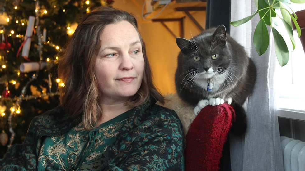 Jessica Hellström med katten Stella, som helst är inne den här årstiden.