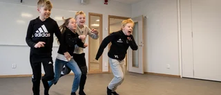 Här glider eleverna fram i skolans nya lokaler