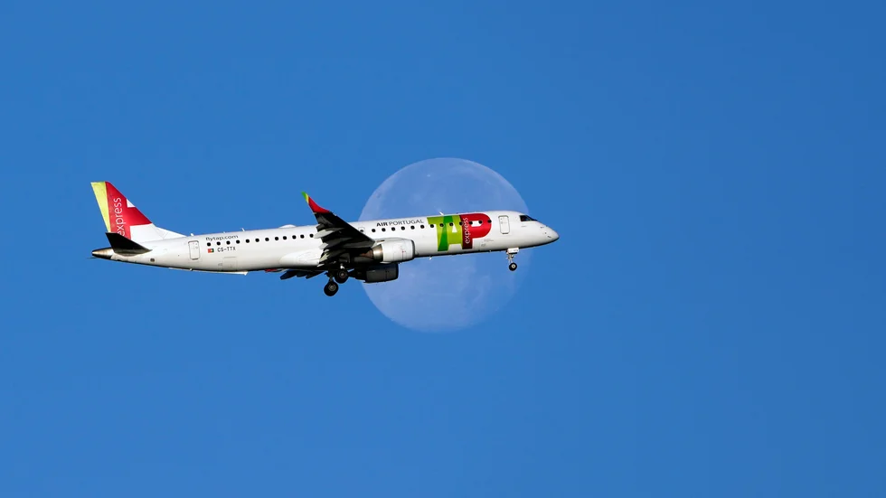 Flyget i Europa som tidigare bara delvis omfattats av handeln med utsläppsrätter ska nu ingå helt och hållet .