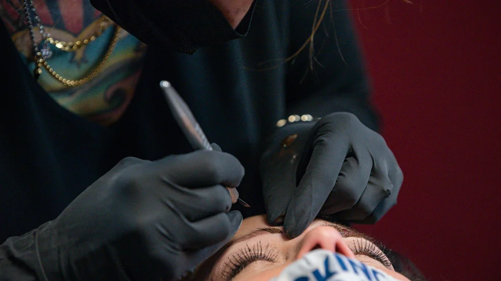 Efter en misslyckad ögonbrynstatuering, så kallad 3D/6D microblading, då färgen inte fäste rekommenderar ARN att företaget ska göra om behandlingen kostnadsfritt för kunden.