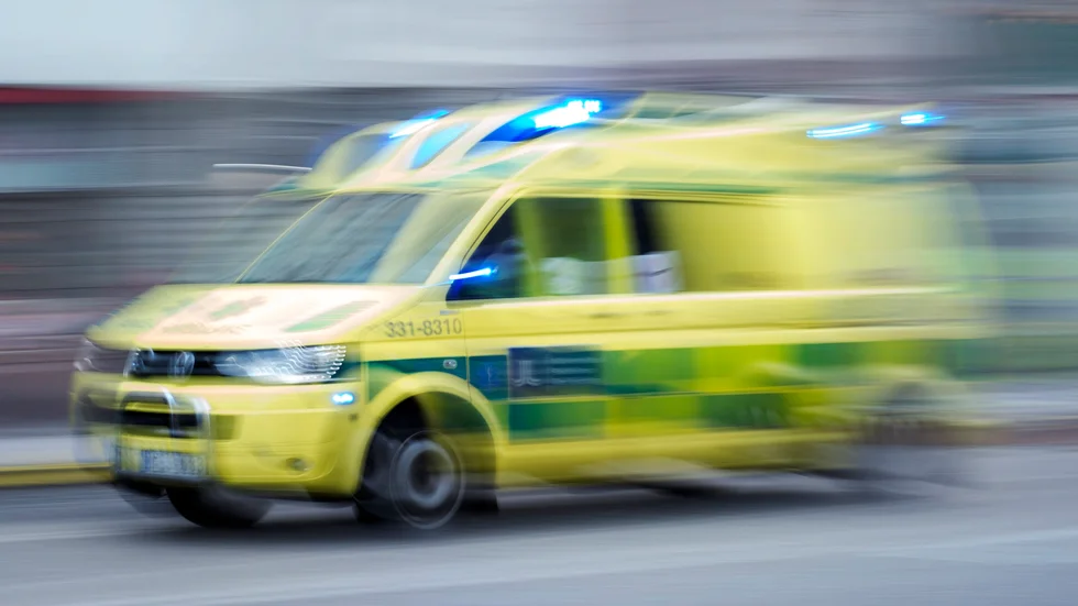 Tre ungdomar fick föras till sjukhus i natt efter en trafikolycka.