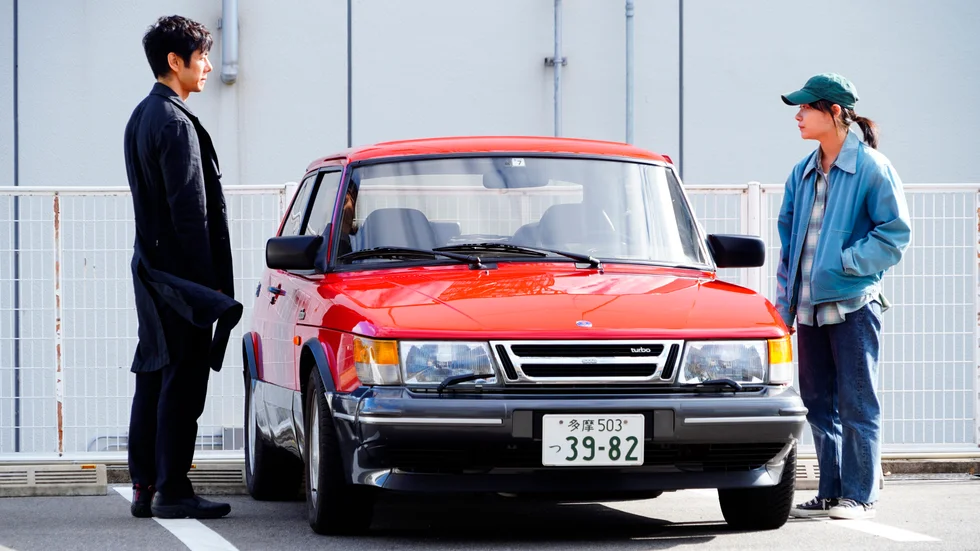 I Ryûsuke Hamaguchis Oscarsbelönade Saab-film "Drive my car" talas inte mindre än fem olika språk: engelska, kinesiska, tagalog, japanska och koreanskt teckenspråk. Utan tvekan en av årets bästa filmer.
