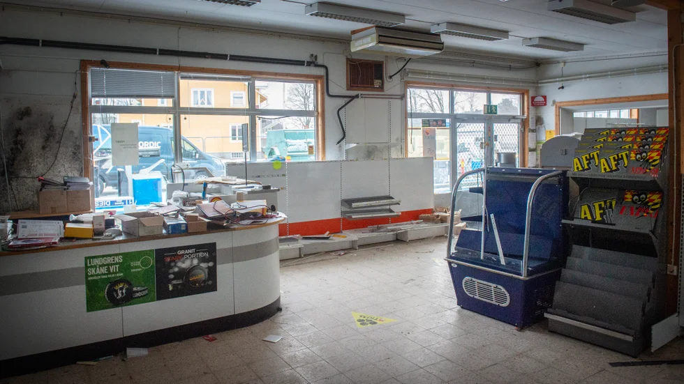 Macken i Tystberga har stått övergiven sedan 2015. Nu rivs den för att göra plats åt nya bostäder.