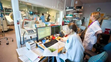 Nu går sjuksköterskorna vid PCI-enheten, Sunderby sjukhus, utbildning för bland annat pacemakeroperationer. På bild Irene Palo och Maarit Kylmämaa.