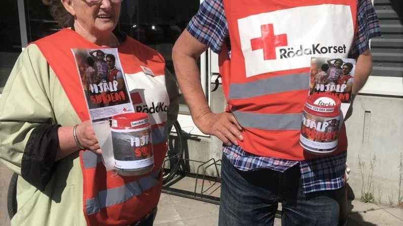 Britt-Marie Burwall och Curt Johansson deltog vid Röda Korsets insamling i Gammelstad