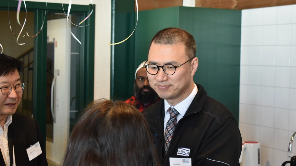 Youn Geun Lee, fabrikschef på Dongjin, tvingas varsla samtliga sina anställda på fabriken i Skellefteå. 