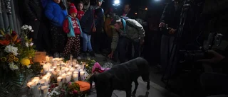 Vakter utreds för dödlig brand i migrantförvar