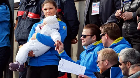 130226 Skidor, VM, 10 km fristil dam: Kronprinsessan Victoria, prins Daniel och Estelle pÅ lÅ ktaren.
 BildbyrÅn - 73726 - Foto: NILS JAKOBSSON / BILDBYRN