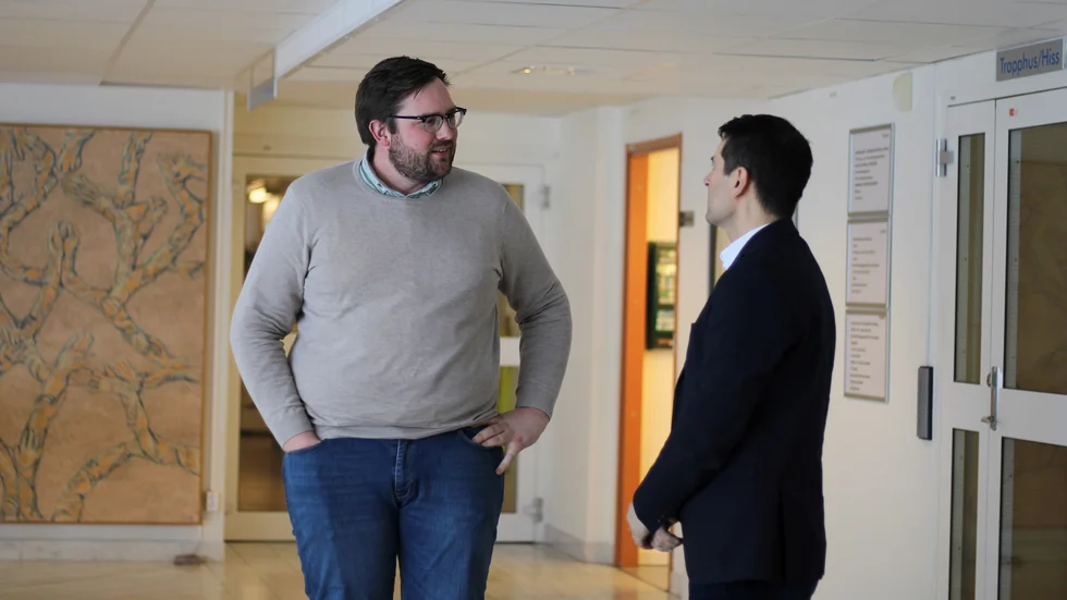 Erik Backman (M) och Elias Georges (S) är utsedda till konferencierer vid Kärleksveckans avslutning. Det är inga problem, trots skilda politiska ideologier.