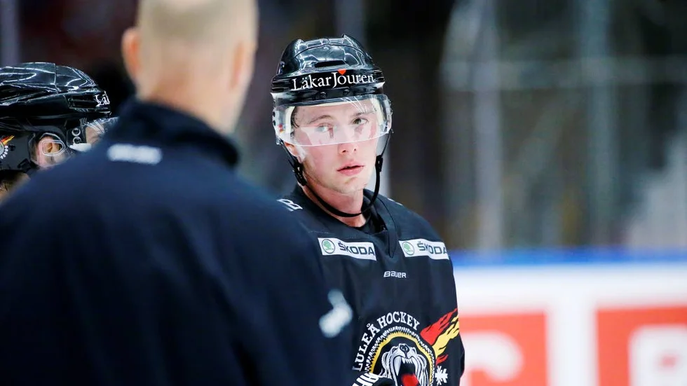 Redo för spel.  Stjärnan Tim Kenney kommer göra SHL-debut i prestigederbyt.
