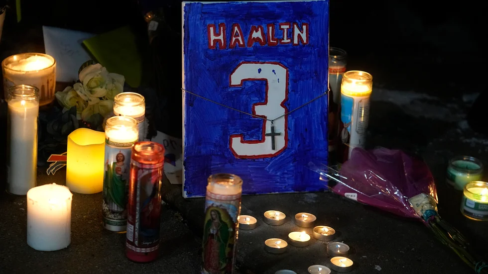 Utanför sjukhuset University of Cincinatti Medical Center, där Damar Hamlin vårdas, har många visat sitt stöd för Buffalo Bills-stjärnan, som drabbades av hjärtstopp under en match mot Cincinatti Bengals.
