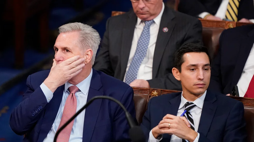 Kevin McCarthy, till vänster, har inte lyckats övertyga alla kongressledamöter i sitt parti om att han har det som krävs för att slåss mot Demokraterna i det amerikanska representanthuset.