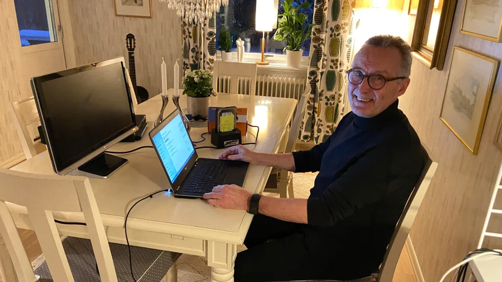 Under sina 25 år som personligt ombud levererade Staffan Lundström 250 datorer till behövande medmänniskor. Verksamheten fortsatte hemma i köket efter pensionen och hittills har 309 personer/familjer fått tillgång till en dator via Staffan.
