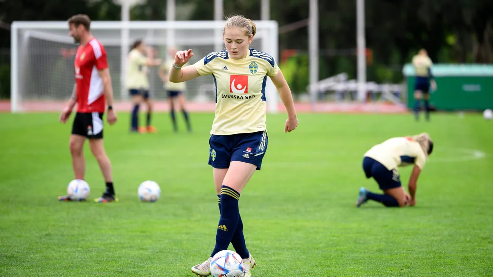 Paulina Nyström under tisdagens träning med damlandslaget i fotboll på Estádio Municipal de Albufeira i Portugal.