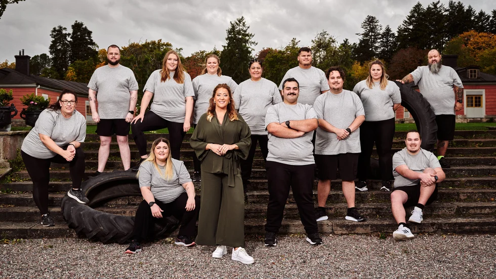 Alla deltagare i Biggest loser 2023. Filip Sehlstedt sitter ner till höger, och Hampus Säberg står till vänster om Filip.