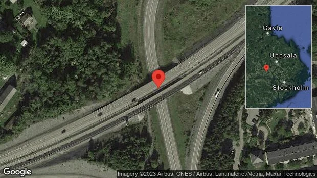 Personbil stillastående på E18
