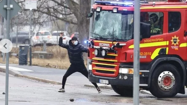 23-åringen som attackerade räddningstjänsten får sitt fängelsestraff sänkt med sex månader.