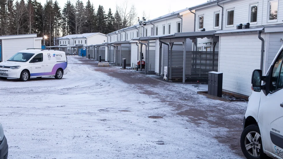 De första ägarna flyttar in i husen i BRF Cyklisten i februari. Att  månadsavgiten höjds kraftigt redan innan inflyttningen menar en av ägarna gör att glädjen inte är densamma som när de köpte huset. 