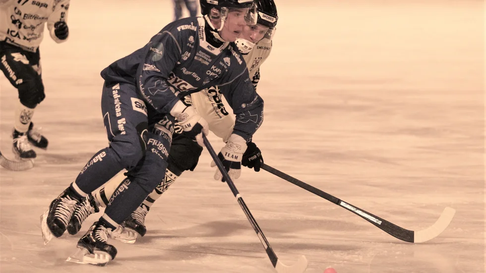 IFK Motalas libero Nicklas Ögren i en offensiv uppåkning. I sitt gula hemmaljus kunde Motalalaget ta en poäng i rivalmötet med Vetlanda. Men det var besvikelse över att det inte blev två poäng. IFK tappade 5-3 till 5-5 på övertid.