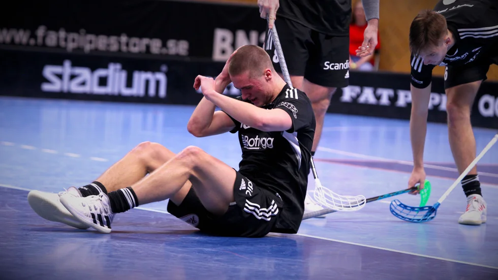 Oskar Hovlund, Libk, skadade sig under en fotbollsövning med laget.