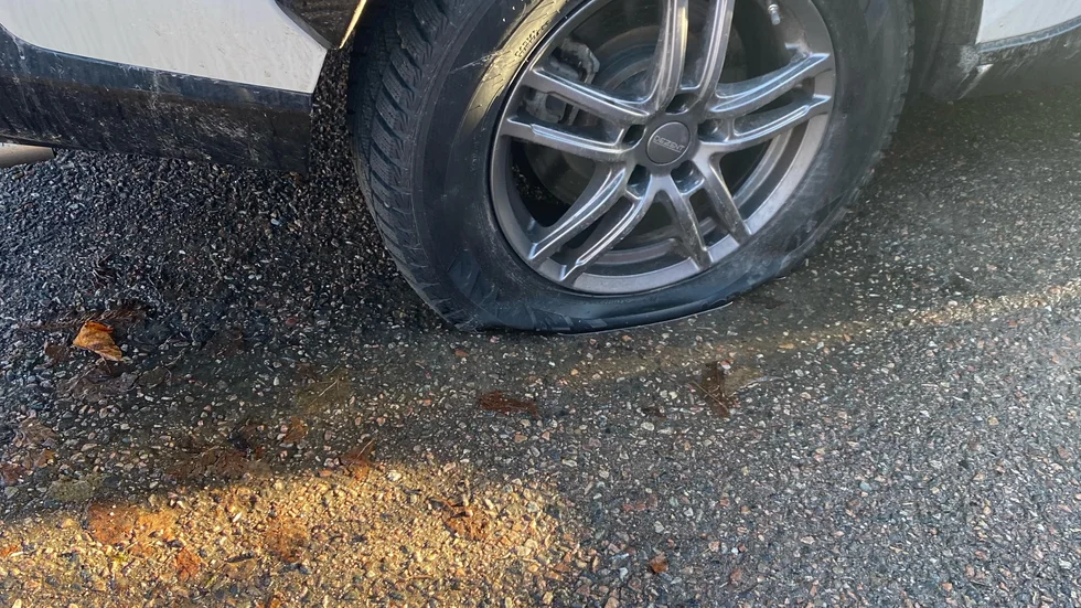 Pojken skar sönder eller högg sönder däck till en A-traktor. Bilden föreställer inte den aktuella bilen utan är en genrebild.