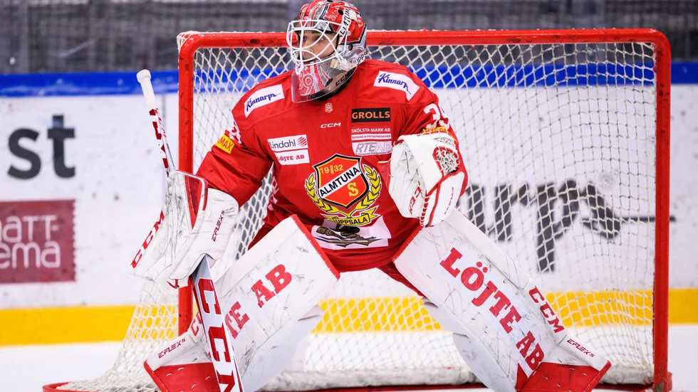 Oliver Håkanson stannar i Almtuna. Han har förlängt sitt kontrakt med en säsong. (Arkivbild)