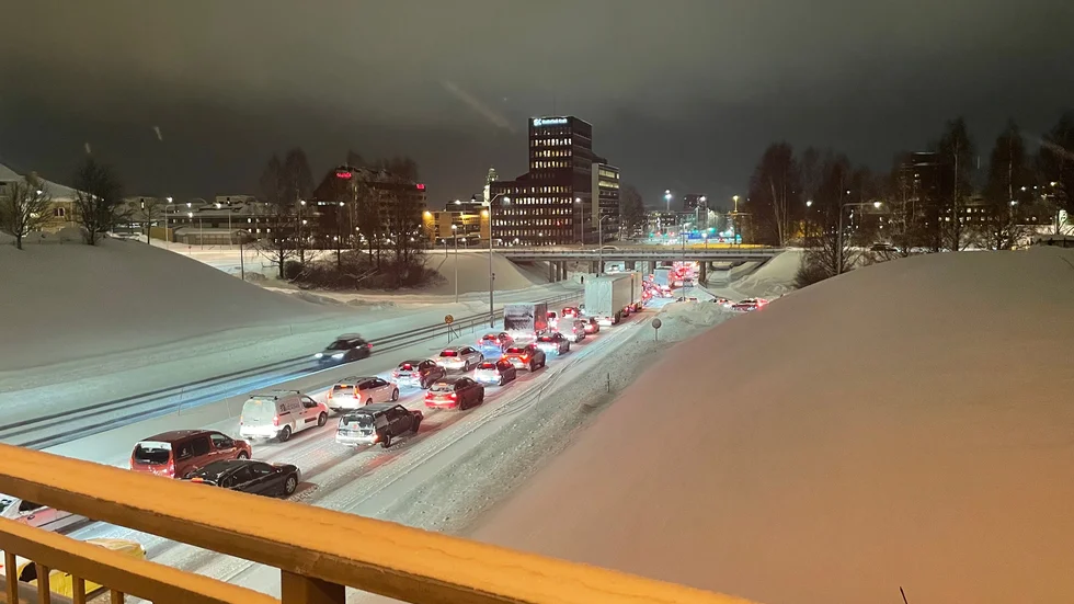 Efter olyckan har långa köer bildats i centrala Skellefteå.