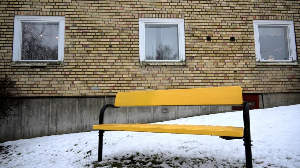 Flera Flensbor har noterat att mannen stått utanför och tittat in genom deras fönster.