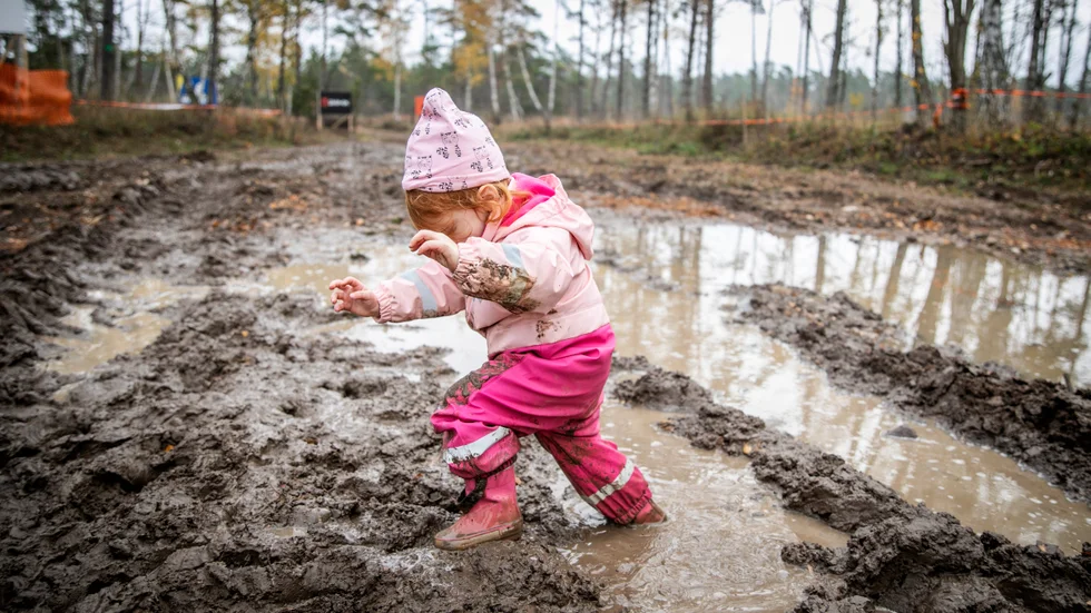 Likt flera av GGN-nykomlingarna förmodas göra på lördag, så fastnade tvååriga Elsa på sina ställen när hon bekantade sig med Hästskon för första gången. 
