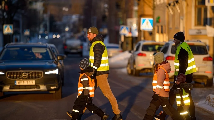 Det är viktigt att synas i mörkret och en liten reflex kan göra stor skillnad. För att bidra till en tryggare och säkrare vardag bjuder Dina Försäkringar dig och din familj på reflexer.