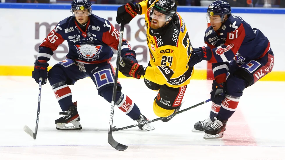 Fabian Wagner (till vänster) med sitt SHL-lag Linköping mot Luleå tidigare under säsongen. För den Nyköpings SK-fostrade centern väntar spel med juniorkronorna i Tjeckien. Det är genrepet inför JVM i december.