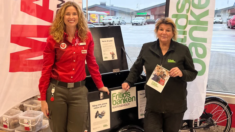 Anna Remröd på Ica Maxi och Maud Andersson på Fritidsbanken hoppas att många vill bidra med sport- och fritidsprylar.