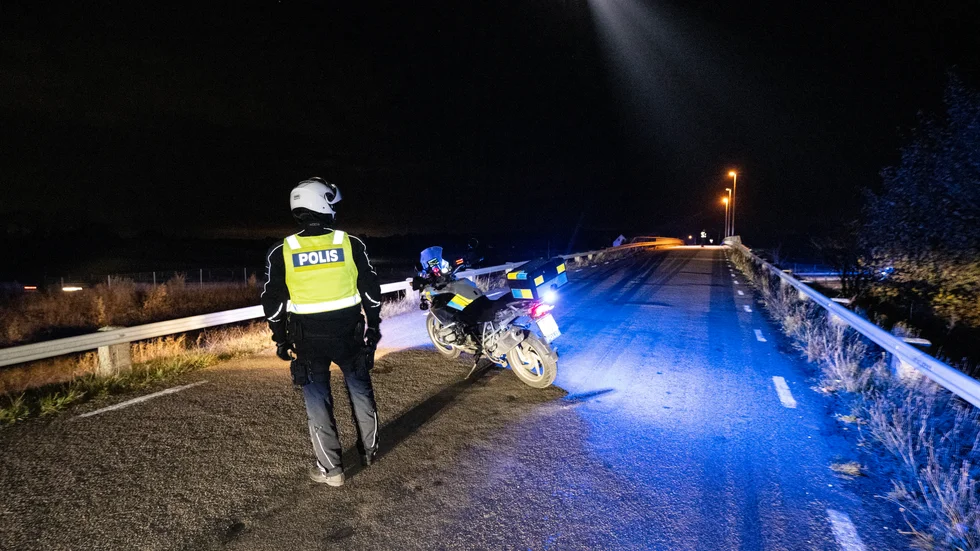 Polis på plats vid en bro över E65 öster om Svedala efter att en person hittats död vid 20-tiden på tisdagskvällen.