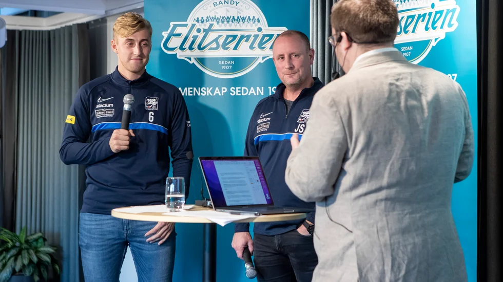 Villa-kaptenen Martin Karlsson, här ihop med tränaren Johan Sixtensson under bandyns upptaktsträff, ser fram mot att möta IFK i fredagens elitseriepremiär.