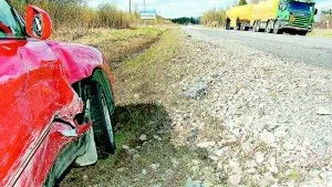 I DIKET. Audin sladdade ner i diket och blev ståendes på sidan. Bilen vältes på rätt köl så att föraren kunde ta sig ut.Foto: Göran Lahti
