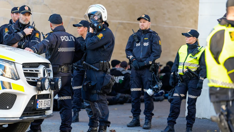 Mellan 30 och 40 nationalistextremister ha gripits i samband med att de genomförde en demonstration i centrala Oslo på lördagen.