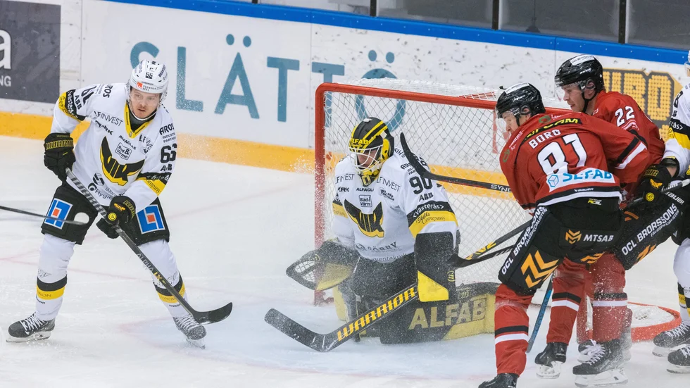 Erik Borg närmast att försöka få in pucken.