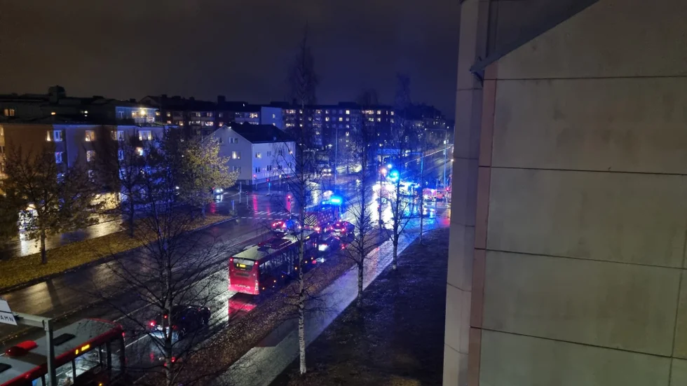 Föraren, en kvinna i 60-årsåldern, misstänks för grovt rattfylleri.