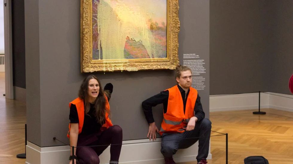 Klimataktivister från Last Generation efter att de kastat potatismos på Claude Monets målning "Les Meules” Barberinimuseet i Potsdam. Ledarskribenten kritiserar Amnesty, som beskriver aktioner av det här slaget som legitima och viktiga för att uppmärksamma klimatfrågan.