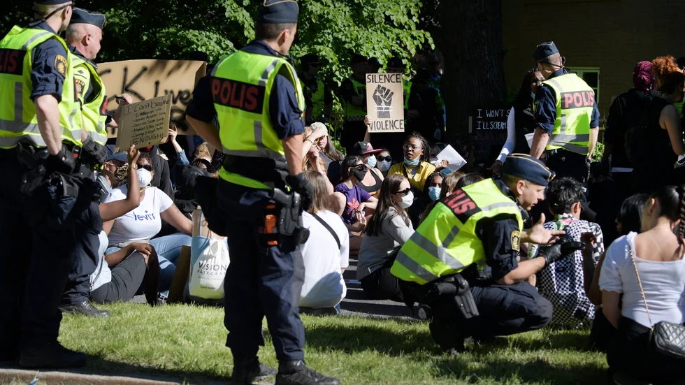 Bild från Black Lives Matter-demonstrationen vid Berwaldhallen bredvid USA:s ambassad i Stockholm i juni.